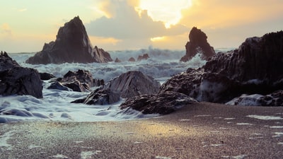 白天猛烈的海浪拍打着岩石海岸线